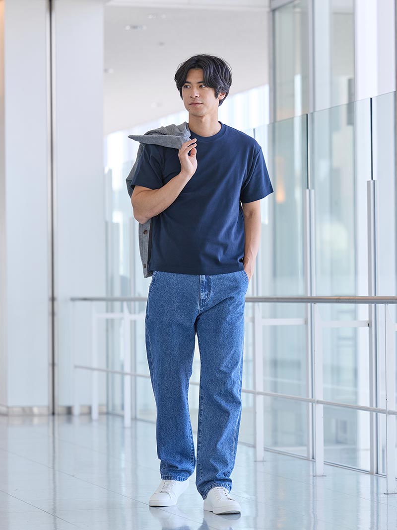 ネイビーが引き立つ、軽快なデニム合わせ