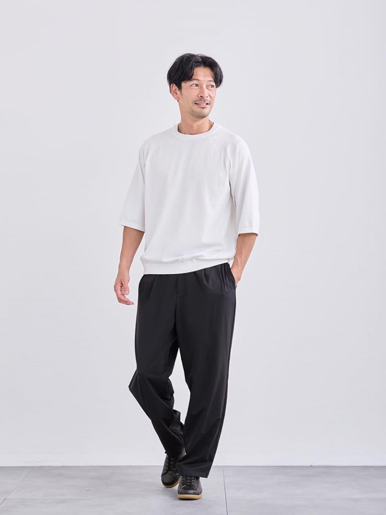 軽やかな白×黒パンツで作るシンプルな日常コーデ