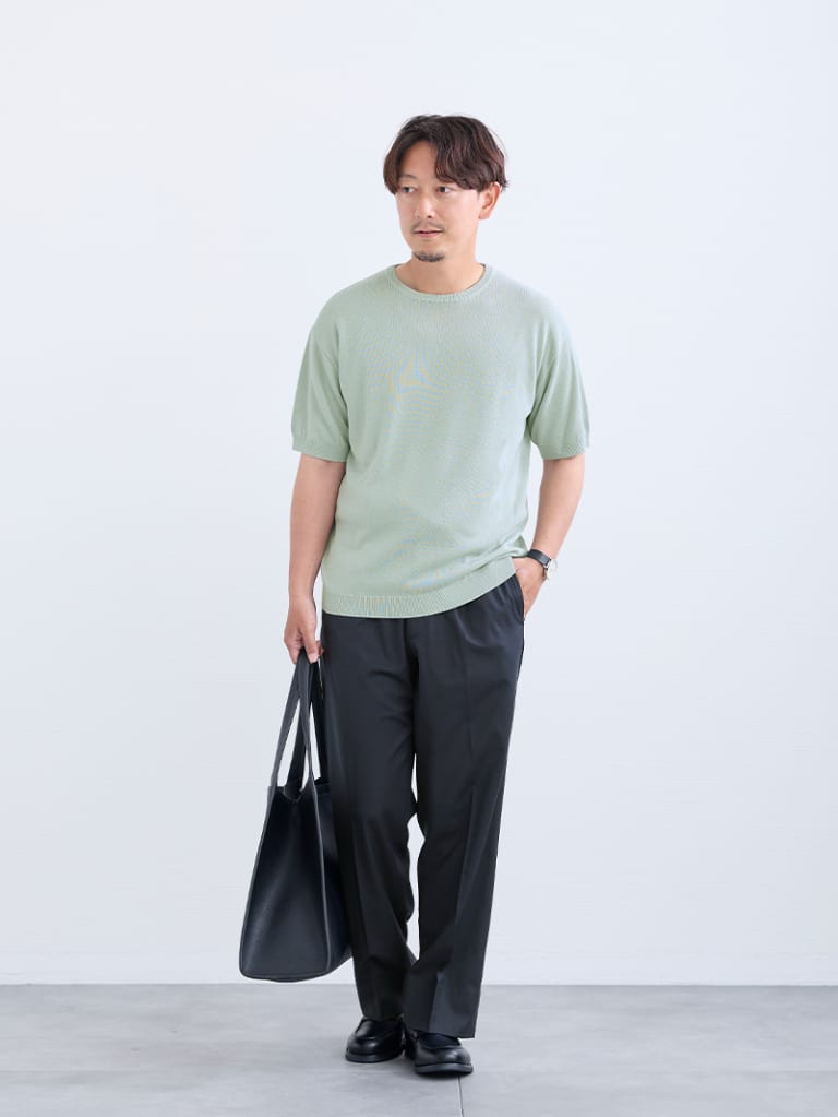 やわらかく見せる、ミントグレーの大人カジュアル