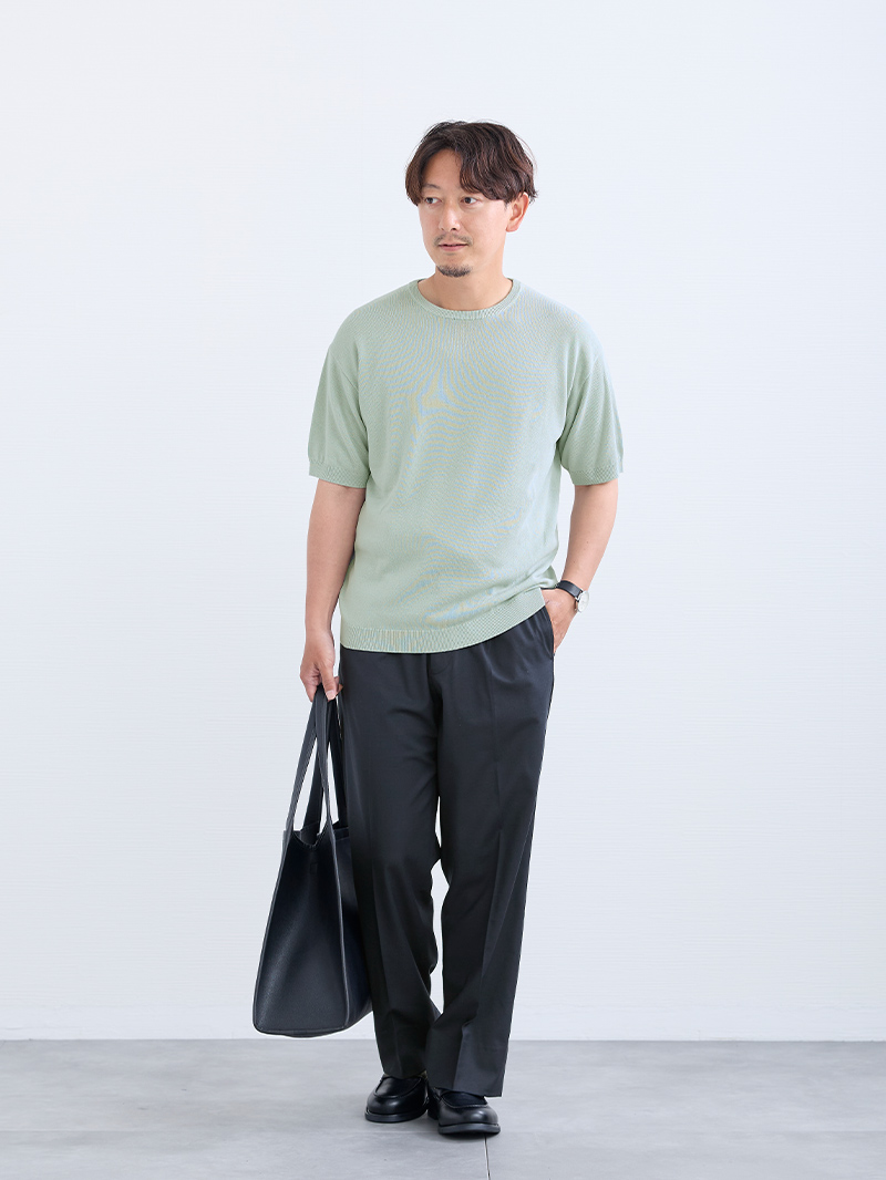やわらかく見せる、ミントグレーの大人カジュアル