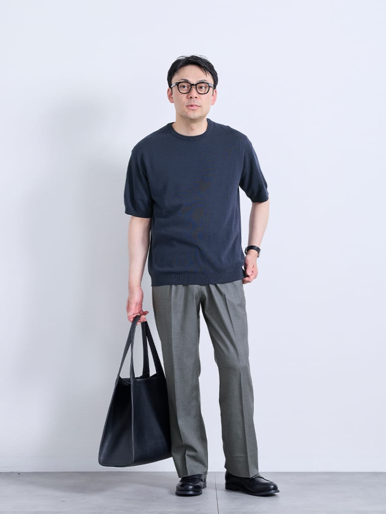 品よく決まる、ネイビー×グレーコーデ