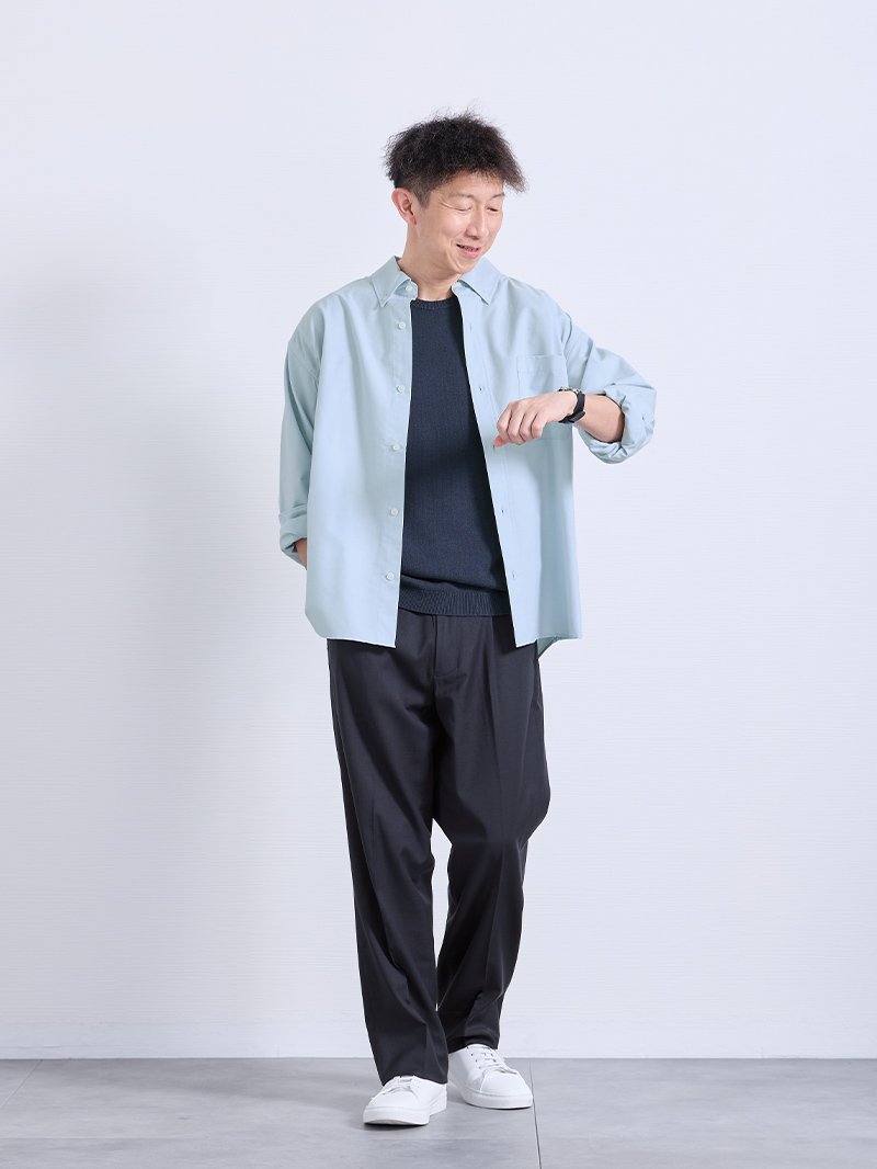 ミントシャツで爽やかさ際立つ装い