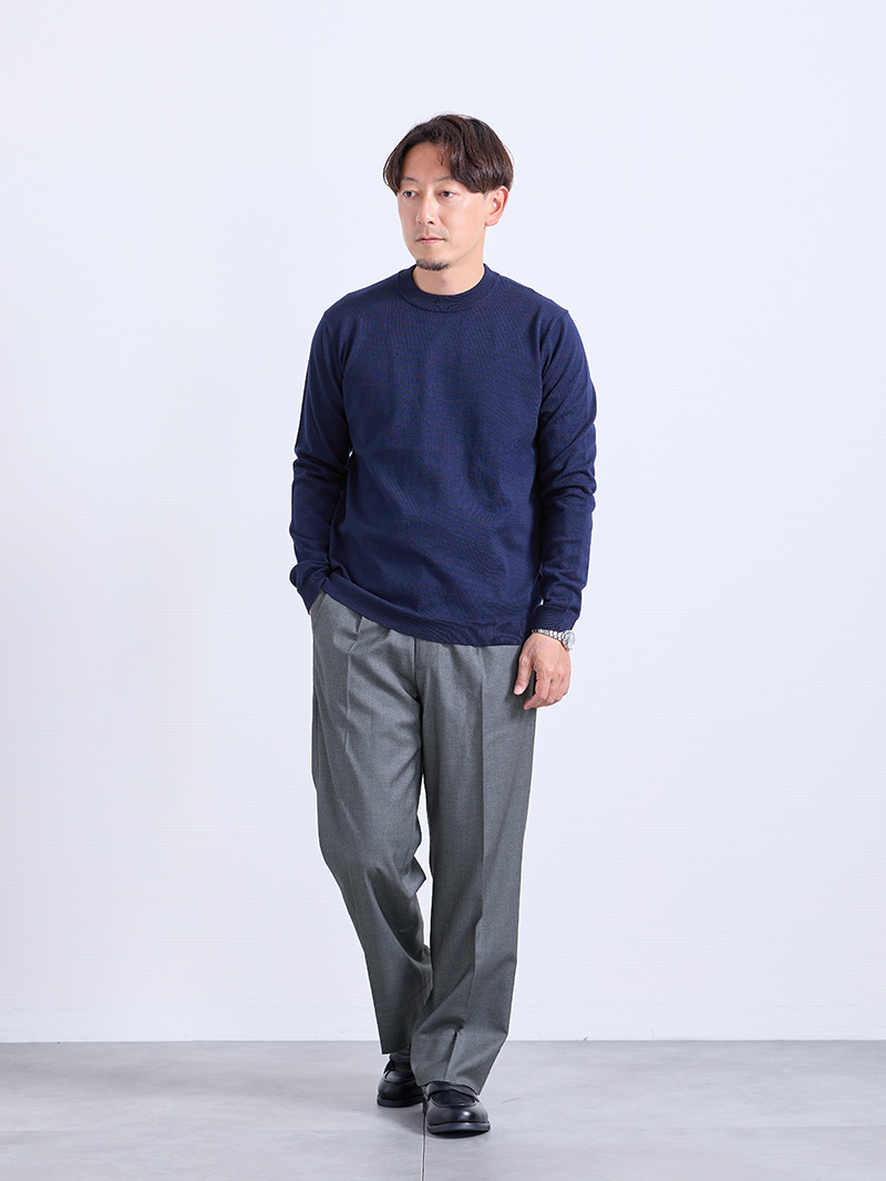 落ち着いた配色が引き立つ知的な装い