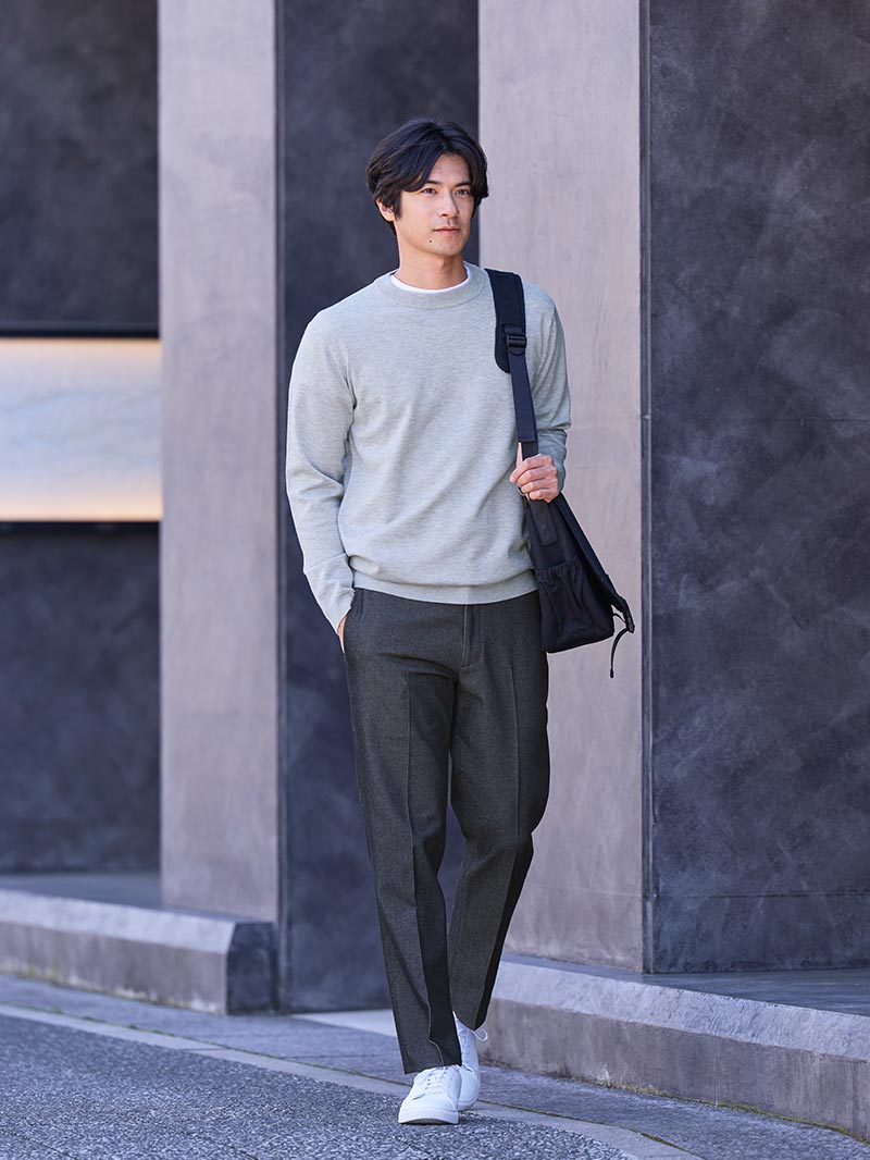 グレーで整える、力まない都会の佇まい