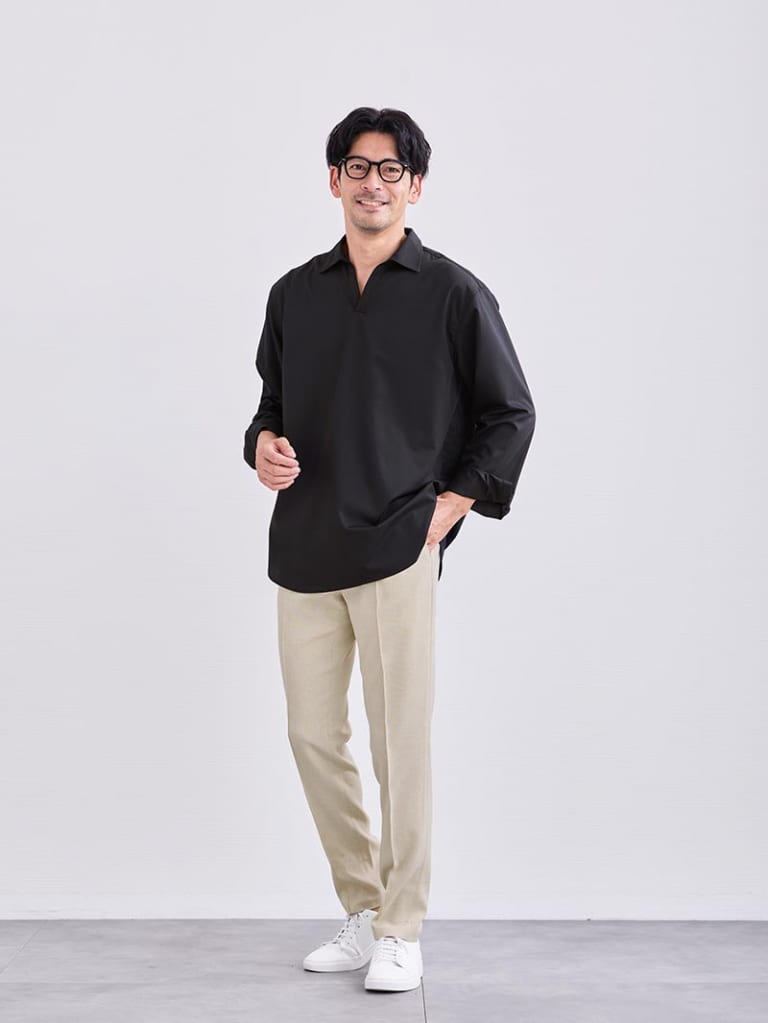 余裕を感じさせるシンプルで上品な着こなし