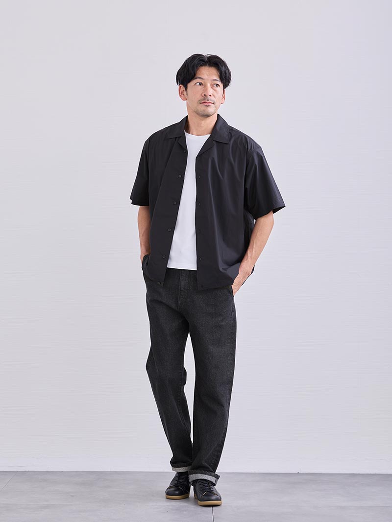 開襟シャツで整える大人デニム