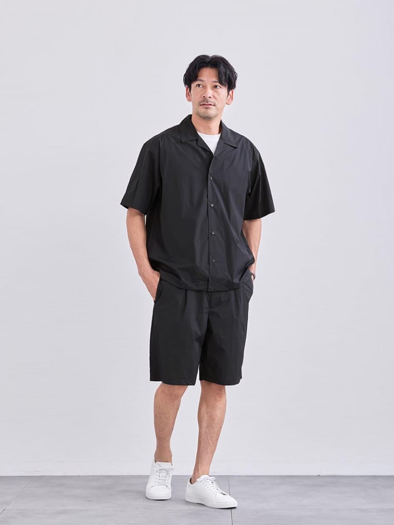開襟シャツでつくる軽快ブラック