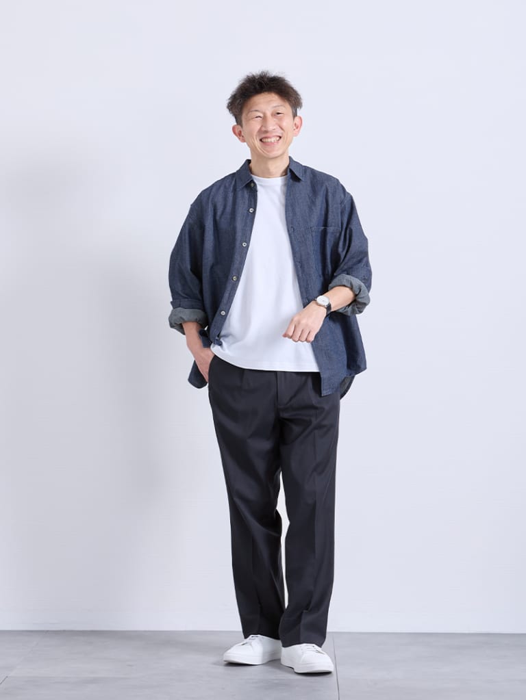 デニムシャツで軽やかカジュアル演出