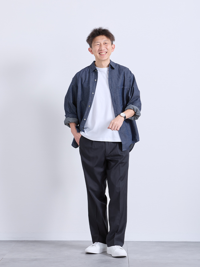 デニムシャツで軽やかカジュアル演出