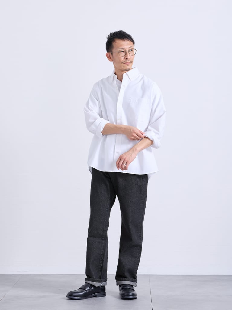 街歩きに映える白シャツ大人カジュアル
