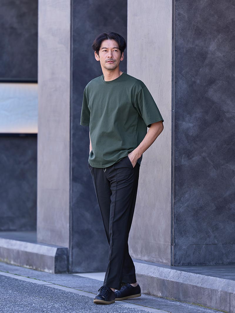 飾らず映えるシンプルスタイル