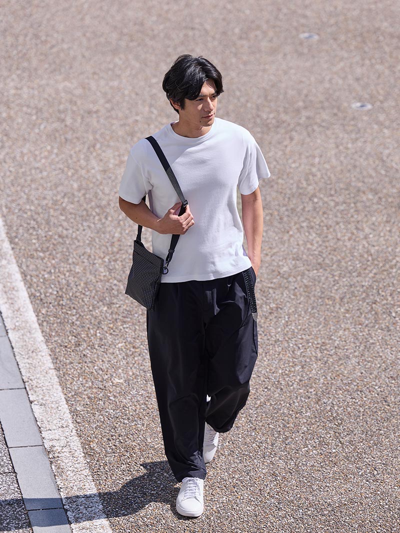 軽やかに仕上げる、大人の白黒配色