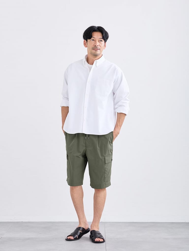白シャツで整える、夏の軽快ハーフパンツコーデ