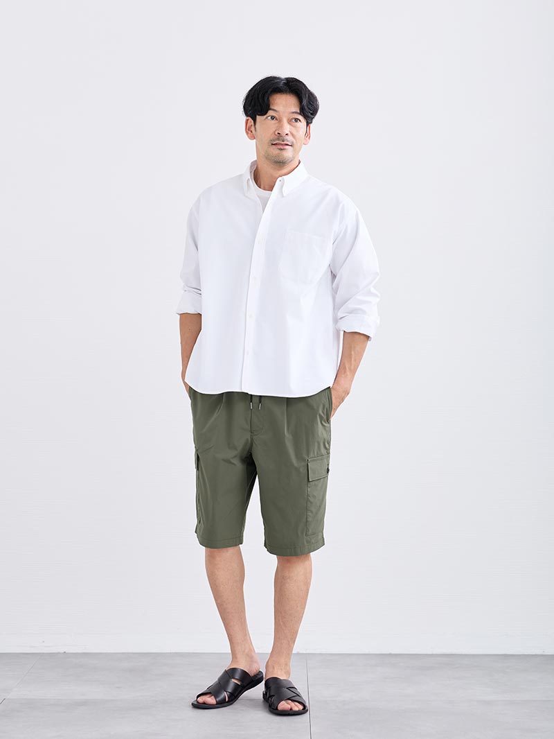白シャツで整える、夏の軽快ハーフパンツコーデ