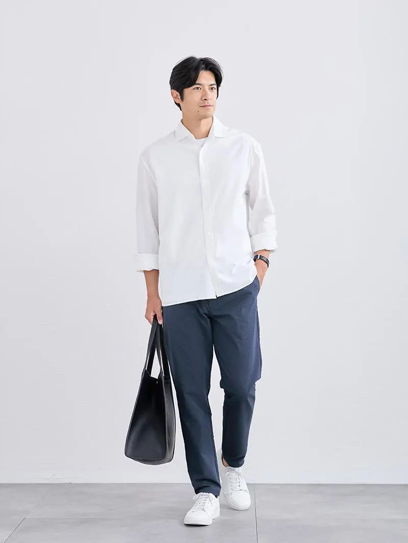 白シャツとネイビーパンツで、夏もさっぱり見える - AUEN [オーエン