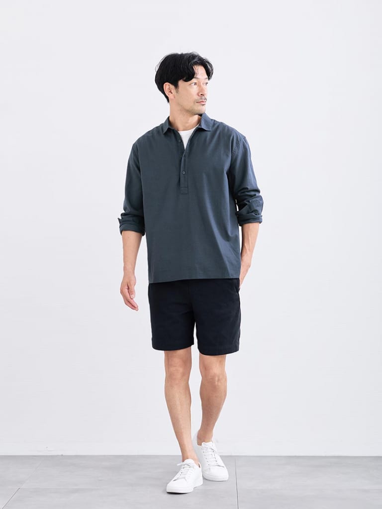 ショートパンツの日は、ネイビーシャツで少し大人っぽく