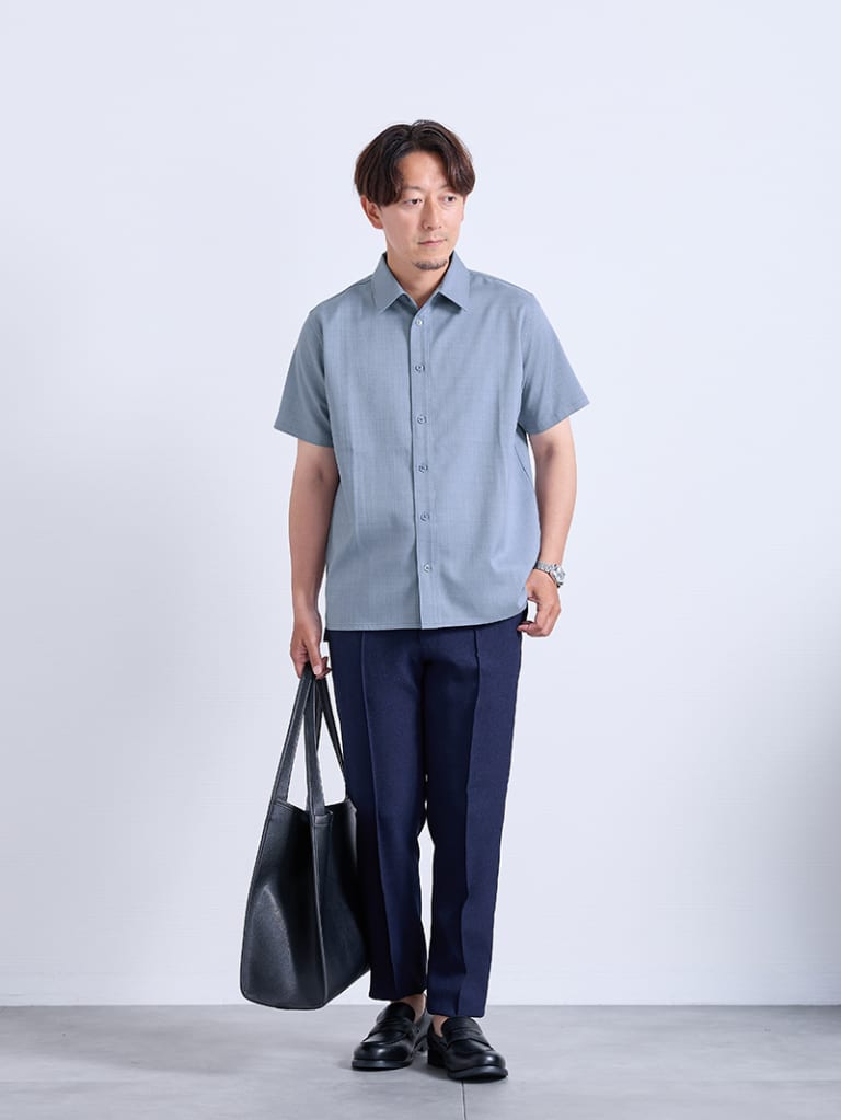 暑い日の仕事服は、アッシュブルーで涼しげに