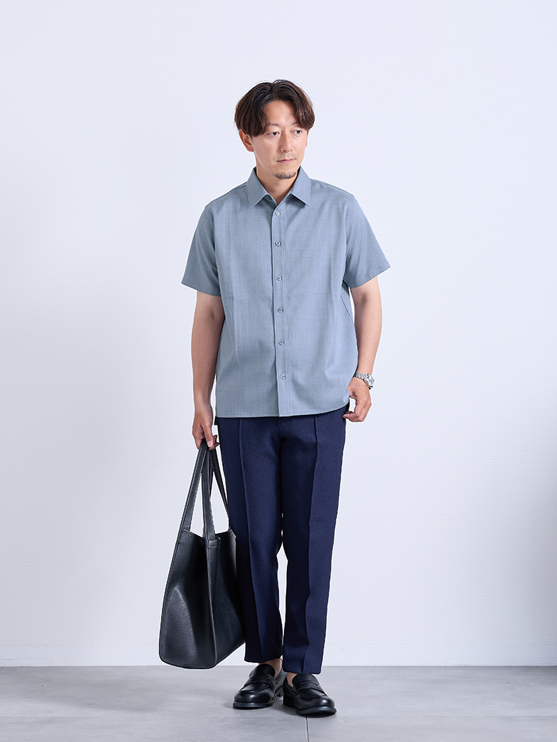 暑い日の仕事服は、アッシュブルーで涼しげに