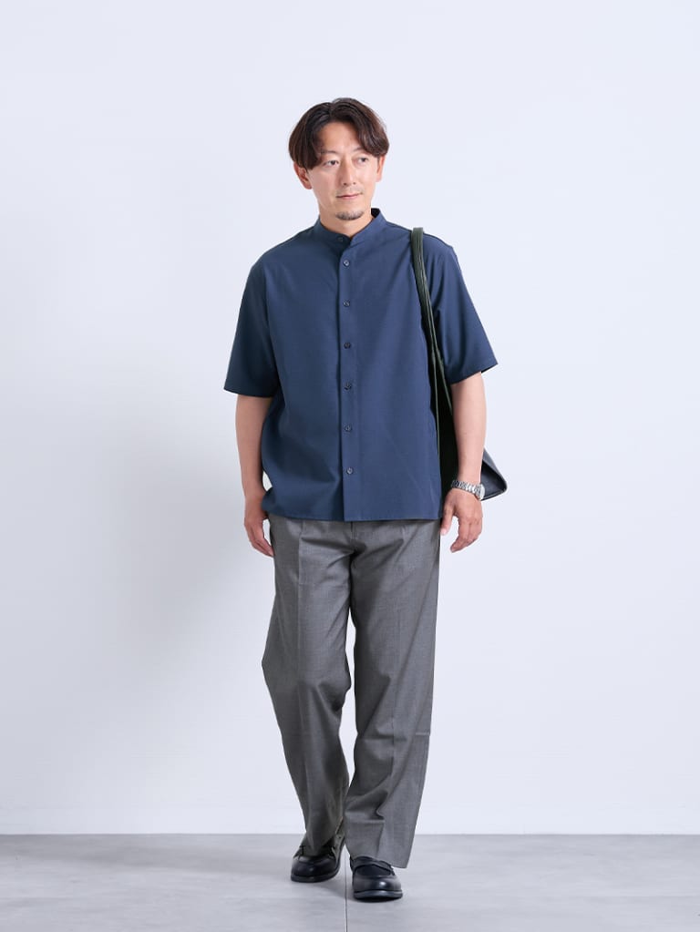 半袖シャツをきちんと着る、夏の通勤スタイル