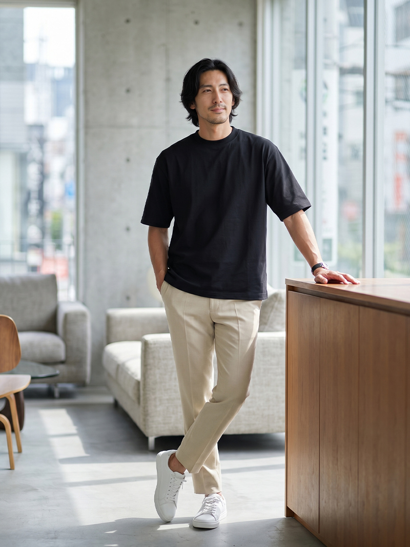 ベージュパンツで、黒Tが見違える
