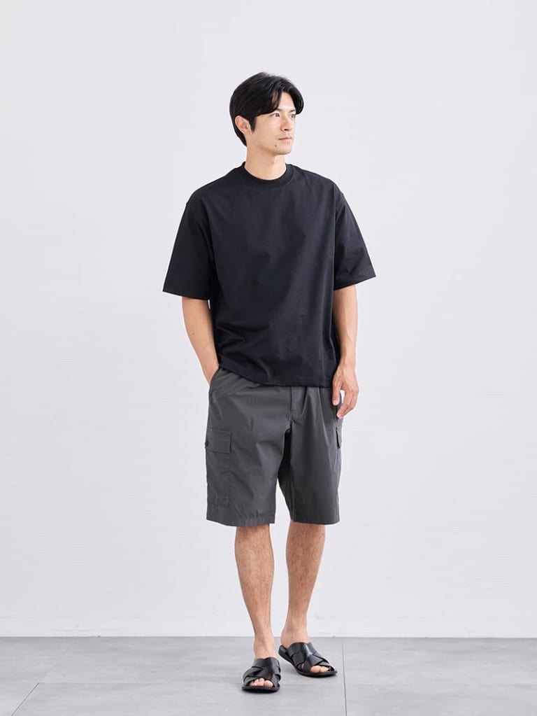 黒Tを軽く見せる、ハーフパンツの涼しげコーデ