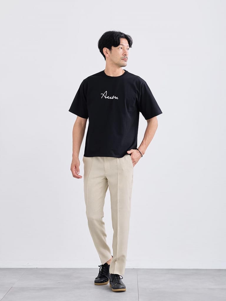 黒Tでも重たく見せない、夏のベージュパンツコーデ