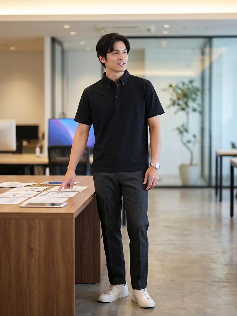 テーパードの美脚感が光る、黒ポロのスマートコーデ