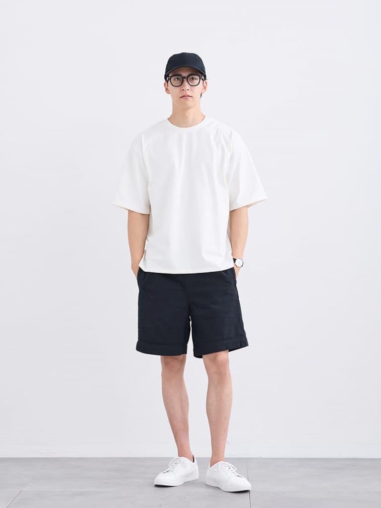 白Tで軽く整う、夏のショーツスタイル