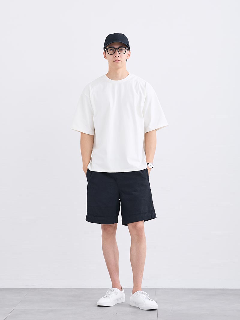 白Tで軽く整う、夏のショーツスタイル
