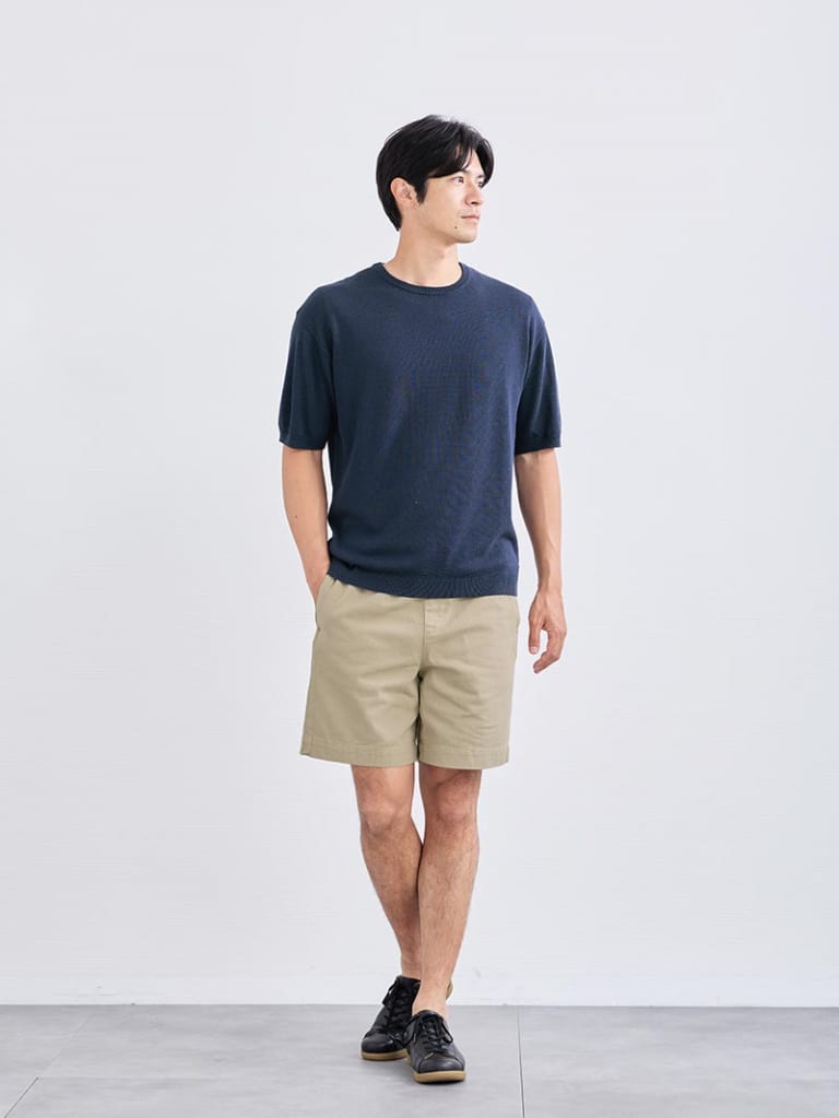 夏ニットなら、ショートパンツもきれいに見える