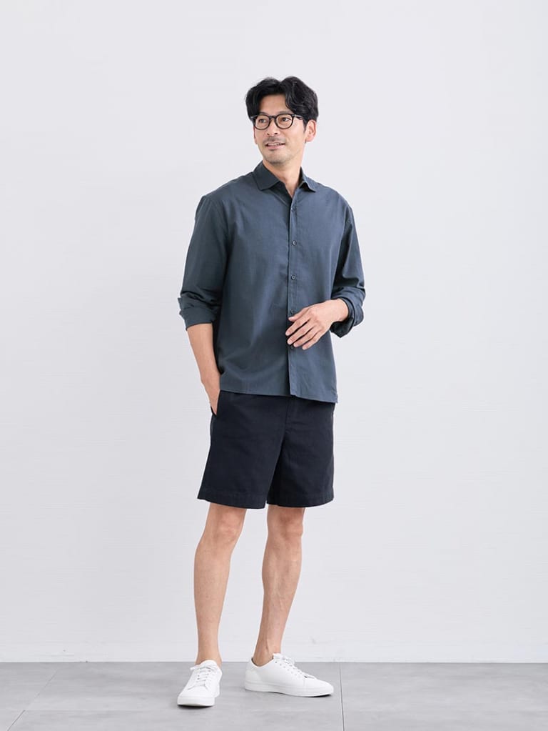 ショートパンツでもネイビーシャツできちんと感を