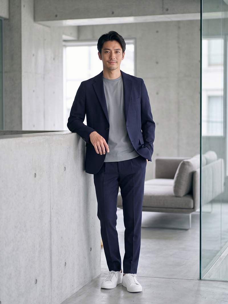 力を抜きたい出社日に。Tシャツとネイビーセットアップ
