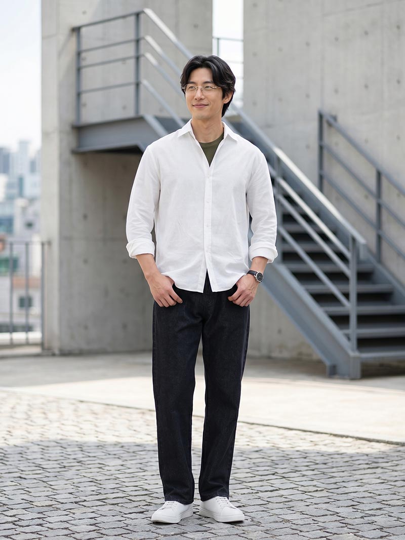 白シャツに、ひとクセ加えるならインナーで