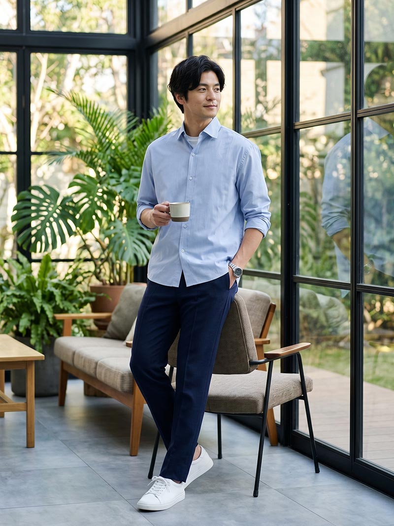 ブルーシャツで見せる、軽やかなきれいめコーデ