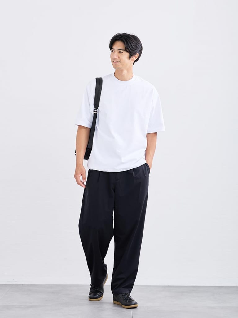 白Tと黒パンツで、身軽に動ける一日コーデ
