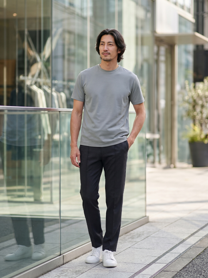 休日のTシャツも整って見える。グレーと黒のシンプルコーデ