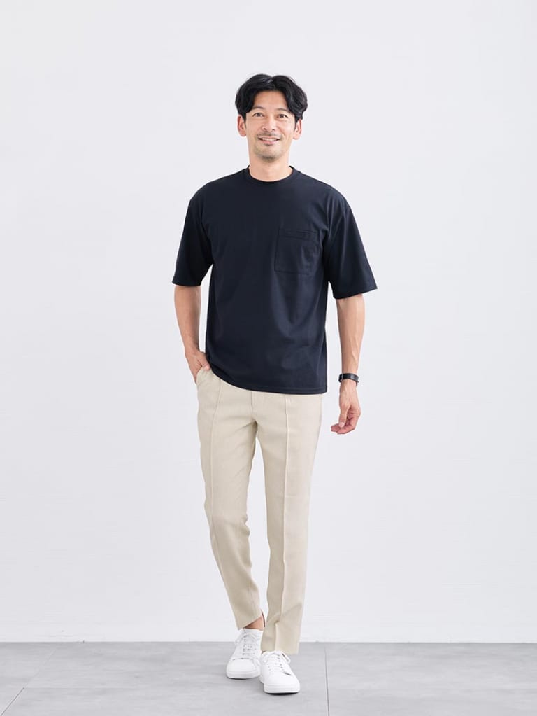 黒Tをきれいに着る、ベージュパンツの好印象コーデ