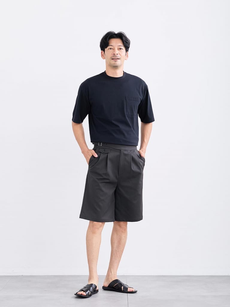 同系色でまとめてすっきり見せる、夏のショートパンツコーデ