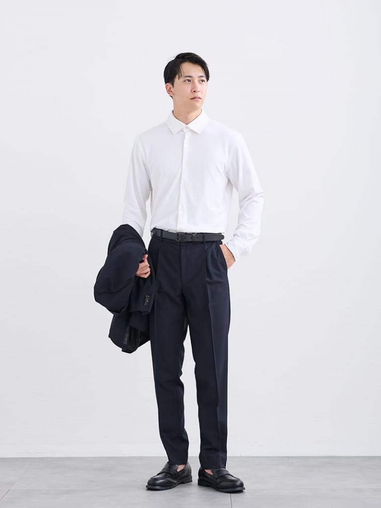 白シャツで品よく整える、ネイビーの仕事服スタイル