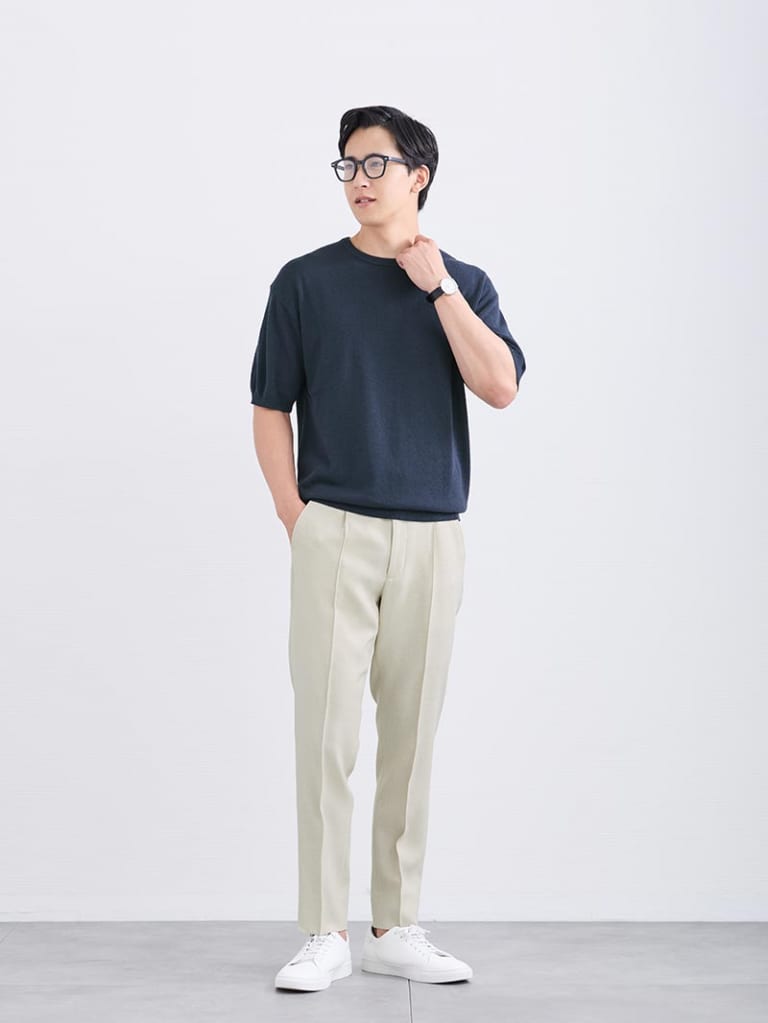ネイビー×ベージュで品よくまとめる、休日ニットコーデ