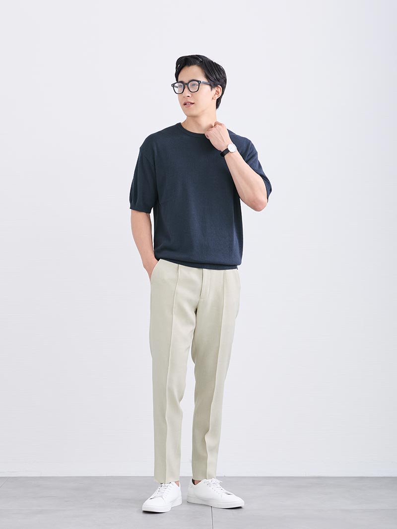 ネイビー×ベージュで品よくまとめる、休日ニットコーデ