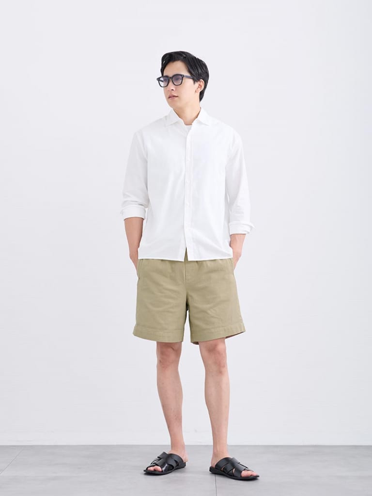 白シャツで涼しげにまとめる、大人の夏ショーツコーデ