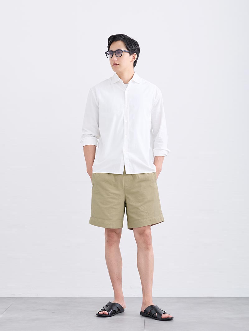 白シャツで涼しげにまとめる、大人の夏ショーツコーデ