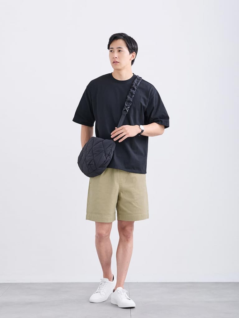 ブラックTで引き締める、夏のショーツカジュアル