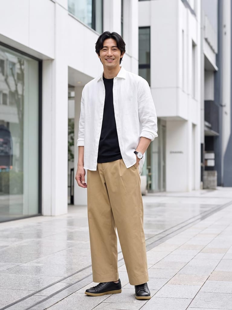 白シャツで爽やかにまとめる、大人の休日きれいめコーデ