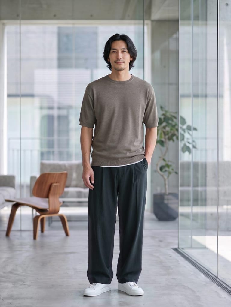 涼しげな配色でまとめる、大人のサマーニットスタイル