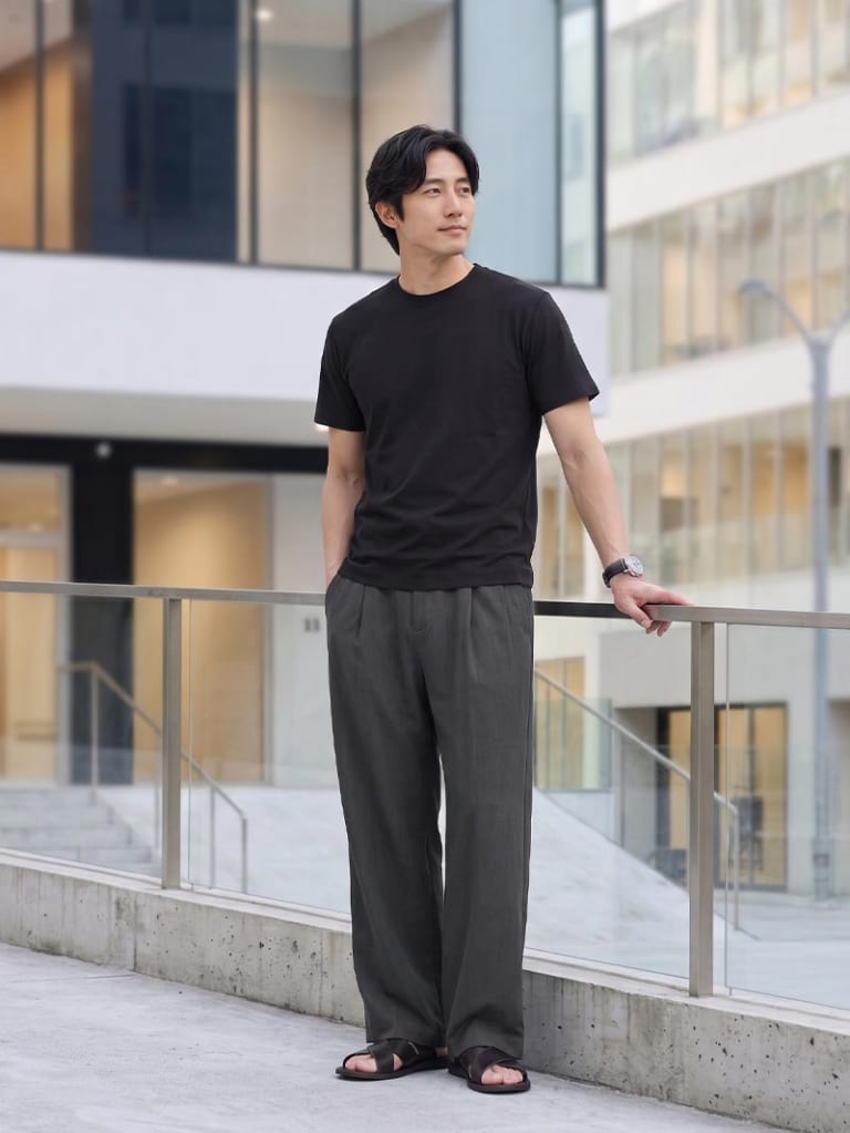 黒Tシャツで引き締める、大人のリラックスコーデ