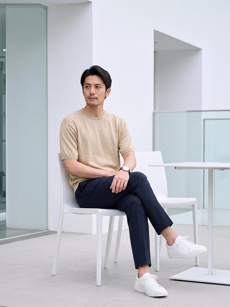 清潔感を引き立てる、ベージュ×ネイビーコーデ