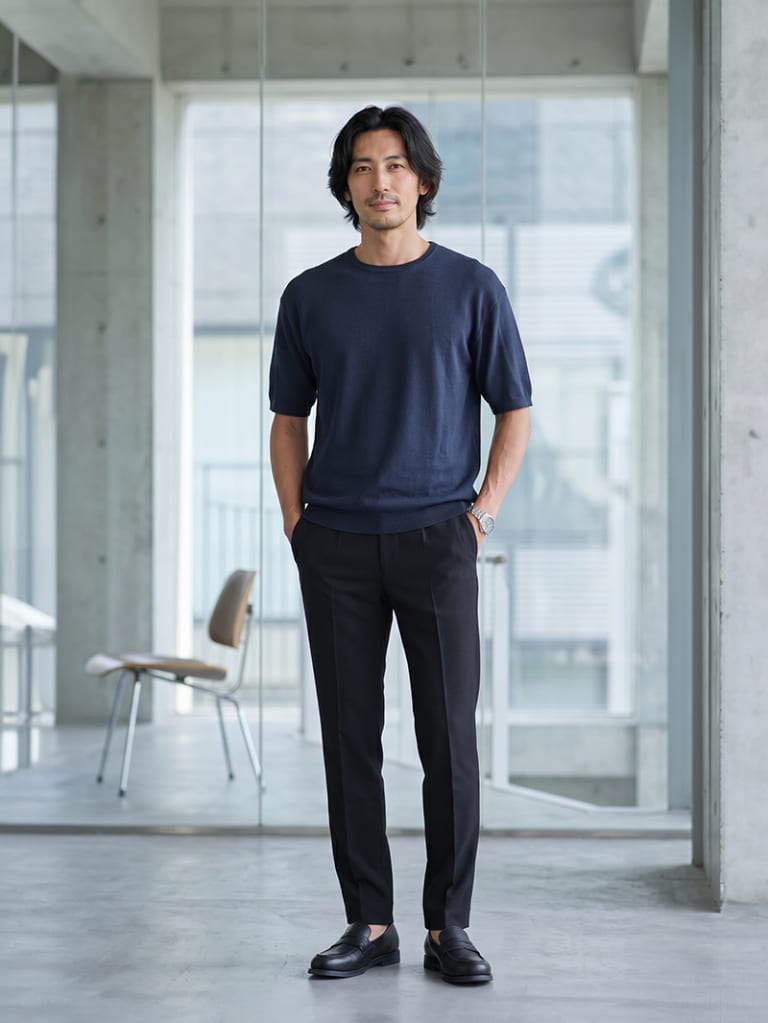 落ち着いて見せたい日に。ネイビーニットの大人コーデ