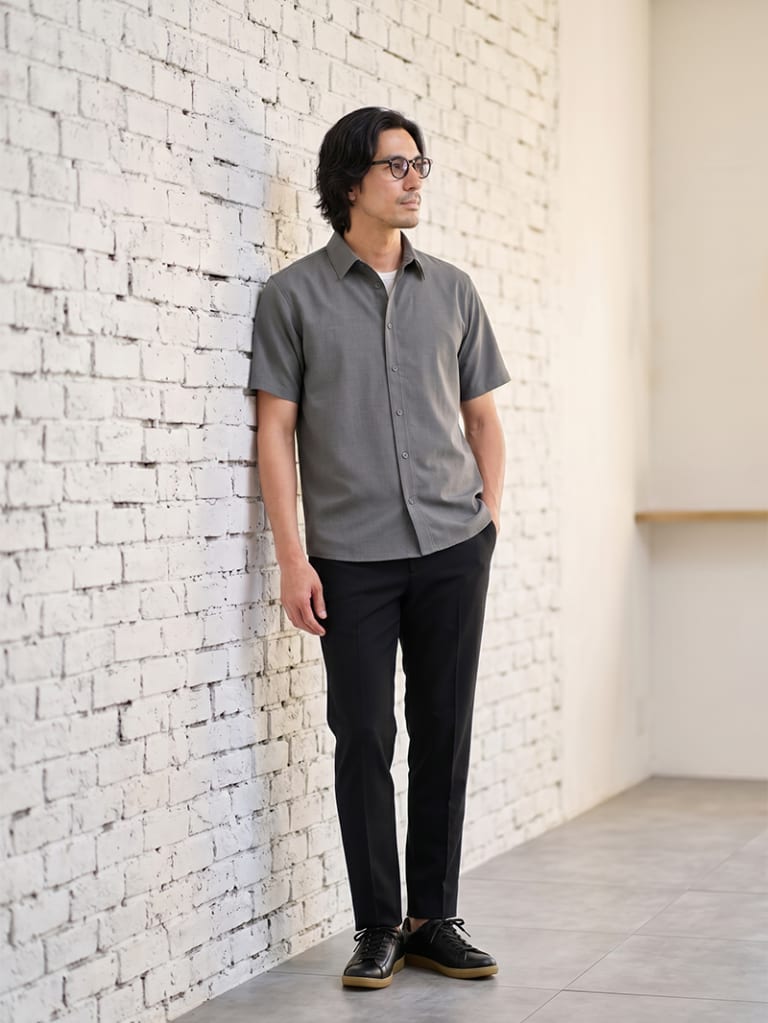 週末の外出に。チャコールシャツで大人の休日を